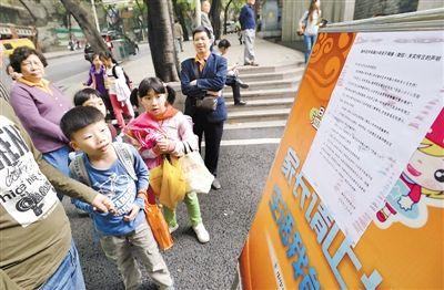 昨日，中華路小學(xué)貼出告示，提醒家長不要相信傳言。