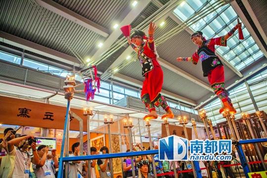 2號展館，苗族姑娘表演踩燈泡絕技《電光玫瑰》，赤腳踩上40瓦的燈泡并做出高難度動作。 南都記者 霍健斌 攝