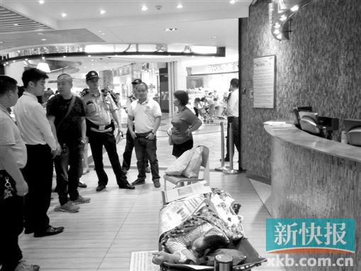 昨日，劉姐的行為引來眾人圍觀，警方再次到場進(jìn)行調(diào)解。