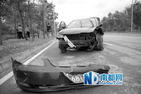 男子搶的比亞迪轎車車頭損毀嚴(yán)重。
