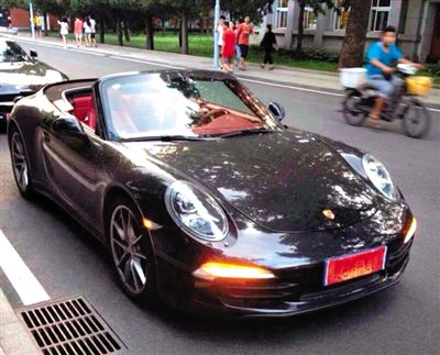 近日，一組“北體大畢業(yè)典禮豪車云集堪比車展”組圖在網(wǎng)絡爆紅。網(wǎng)絡截圖