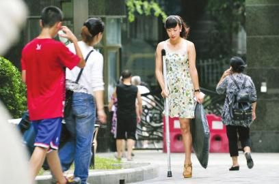7月11日，阿依穿著高跟鞋在小區(qū)拿快遞。