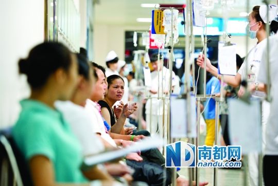 醫(yī)院走道坐滿(mǎn)了打吊針的員工。