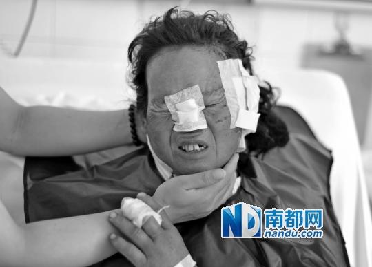 受狼群襲擊受傷較重的村民在接受救治。C FP圖片
