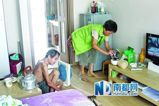 居民徐阿姨去看望何譚送老人，并送去熱湯