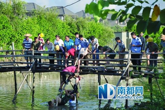 救援人員合力打撈起落水女孩，后經(jīng)醫(yī)護(hù)人員確認(rèn)已經(jīng)死亡。受訪者供圖