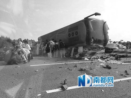 現(xiàn)場大客車側(cè)翻，玻璃碎落一地，車身卡在路邊水泥護(hù)欄上。 目擊者供圖