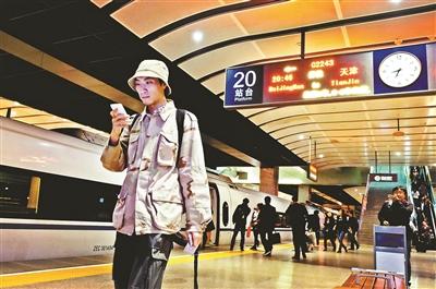 家住天津，在北京工作，呂先生每天乘坐京津城際列車上下班