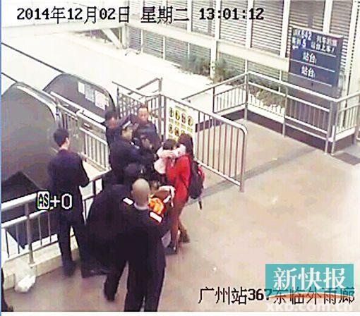 民警果斷將孩子救下,并控制跳樓男子。 通訊員圖(視頻截圖)