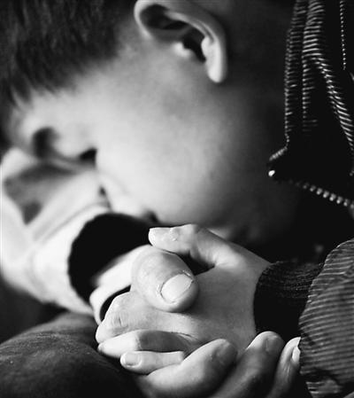 10歲小兒子緊緊握著哥哥的手。資料圖片