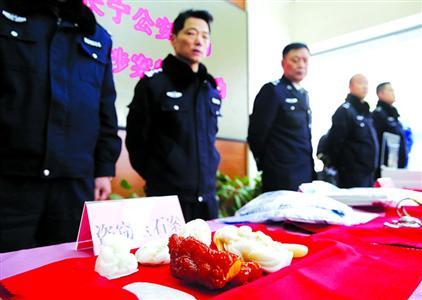 昨天，上海市公安局長(zhǎng)寧分局向管轄區(qū)內(nèi)市民發(fā)放被盜物品。