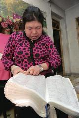 背單詞，是很多學(xué)生學(xué)習(xí)英語(yǔ)時(shí)最頭疼的事兒，而西安51歲大學(xué)英語(yǔ)老師李艷芝在兩年內(nèi)背完《英漢大詞典》22萬(wàn)個(gè)英語(yǔ)詞匯，學(xué)生稱贊其為一本活的《英漢大詞典》；兒子自小患有自閉癥，生活不能自理，20年前又與丈夫離婚，面對(duì)生活的不幸，她秉承“你必須一直向前”的信念。