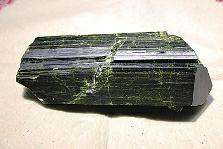 近日，商南縣奇石愛(ài)好者潘某在青山鎮(zhèn)鐵礦開(kāi)采區(qū)發(fā)現(xiàn)一塊疑似綠簾石，有待相關(guān)專家和權(quán)威機(jī)構(gòu)認(rèn)定。
