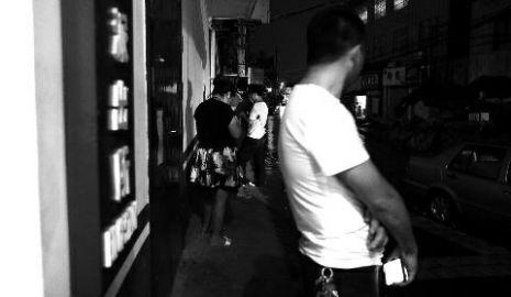通過聊天軟件陌陌，男子小黃認識了女孩小李，兩三天后，兩人就住到了一起。但好景不長，兩人在一起僅過了十幾天，戀愛關系即破裂，小黃稱曾給小李花了一萬余元。日前，小黃以詐騙為由將小李帶到派出所。