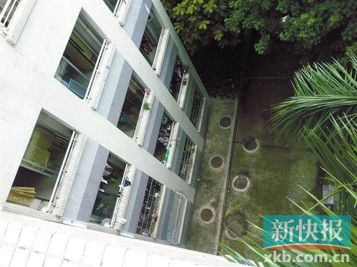 據(jù)目擊者稱,當(dāng)時(shí)墜樓者躺在右排中、下兩個(gè)井蓋中間附近。