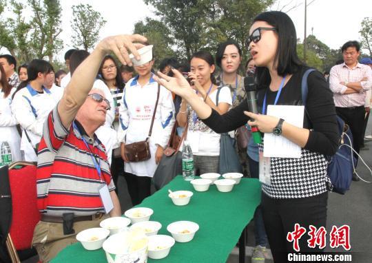 圖為外國(guó)友人品嘗揚(yáng)州炒飯?！〈藜衙鳌z
