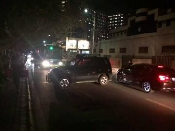 10月22日被推到路面的車(chē)攔住了公交車(chē)。（圖據(jù)網(wǎng)絡(luò)）