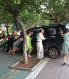 今年夏天壩壩舞成員將一輛小車(chē)推向公路。（圖據(jù)網(wǎng)絡(luò)）