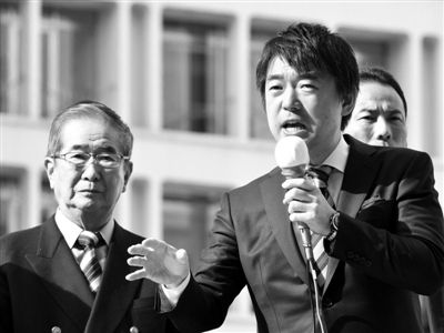 29日，日本著名極右翼分子石原慎太郎（左）和新生代右翼政客橋下徹在東京街頭演講拉票。