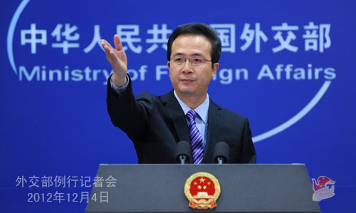 外交部發(fā)言人洪磊主持例行記者會。