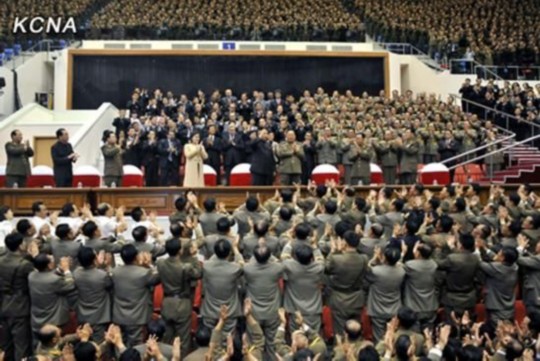 朝中社報(bào)道，朝鮮最高領(lǐng)導(dǎo)人金正恩10月29日攜夫人李雪主出席并觀看了紀(jì)念金日成軍事綜合大學(xué)建校60周年牡丹峰樂(lè)團(tuán)演出。圖片來(lái)源：朝中社