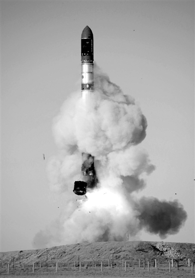 　2007年6月15日，俄羅斯在哈薩克斯坦的軍事場(chǎng)地試射一枚“RS-20”導(dǎo)彈。尚未有媒體公布新型固