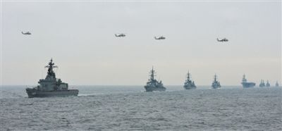 2012年10月14日，日本海上自衛(wèi)隊(duì)舉行閱艦式。2013年，日本自衛(wèi)隊(duì)時(shí)隔11年首增防衛(wèi)預(yù)算。資料圖片