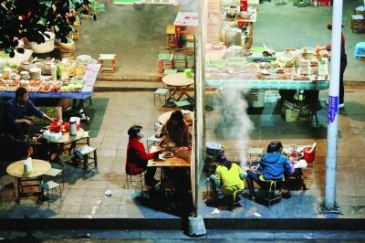 那邦鎮(zhèn)以往熱鬧的夜市，因為中緬邊境的戰(zhàn)亂，而變得冷冷清清 特派記者 賈代騰飛 攝