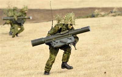 “作戰(zhàn)” 1月13日，日本自衛(wèi)隊一隊員在新年軍演中手持武器，發(fā)動進(jìn)攻。媒體尚未公布1月22日的美日聯(lián)合軍演圖片。