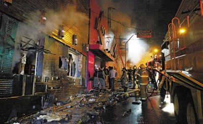27日凌晨，巴西南里奧格蘭德州圣瑪麗亞市一家夜總會突發(fā)大火，造成至少245人死亡。圖為消防人員正在現(xiàn)場滅火救援。