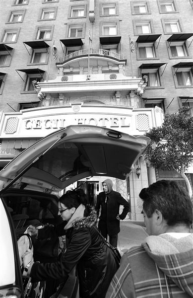 20日，美國洛杉磯，塞西爾酒店房客薩拜娜乘出租車離開酒店。由于擔(dān)心水質(zhì)受到污染，目前已有27戶房客離開塞西爾酒店。