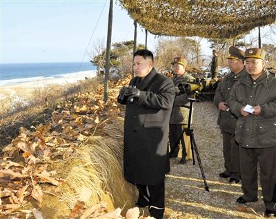 25日，朝鮮最高領(lǐng)導(dǎo)人金正恩指導(dǎo)朝鮮軍隊(duì)進(jìn)行登陸及反登陸訓(xùn)練。