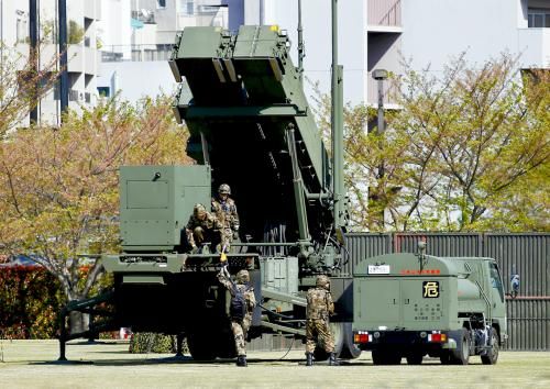 9日，日本自衛(wèi)隊為應(yīng)對朝鮮導(dǎo)彈威脅，在東京防衛(wèi)省總部設(shè)置“愛國者3”型導(dǎo)彈發(fā)射裝置。