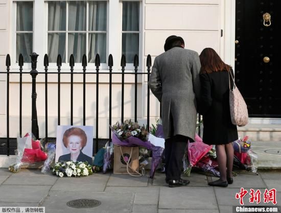 當(dāng)?shù)貢r間2013年4月8日，英國倫敦，民眾在英國前首相撒切爾夫人位于倫敦的住所前進(jìn)行悼念活動。