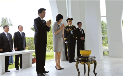 25日，緬甸仰光，安倍偕妻子參拜“二戰(zhàn)陣亡日軍墓”。圖/CFP