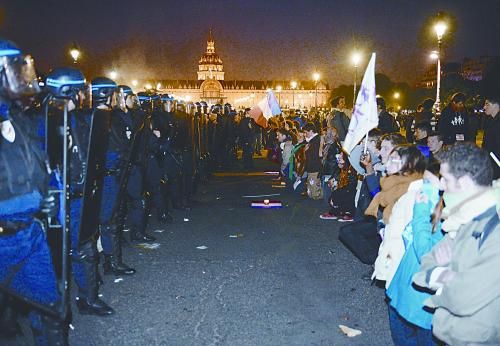 26日，法國(guó)反同性戀者與警察形成對(duì)峙之勢(shì)。