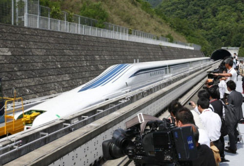 日本最新型磁懸浮列車登場，時速為500公里。