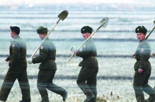 朝軍士兵前往田地支援地方建設(shè)。
