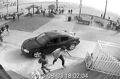 監(jiān)控錄像截屏圖：3日，美國洛杉磯市，一輛汽車沖進(jìn)威尼斯海灘棧道上的人群。圖/東方IC