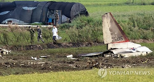 當(dāng)?shù)貢r(shí)間28日下午2時(shí)8分許，韓國(guó)一架空軍教練機(jī)T-50在全羅南道光州市西區(qū)細(xì)荷洞農(nóng)田墜毀。