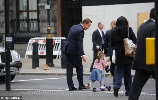 英國首相卡梅倫步行送女兒上幼兒園。