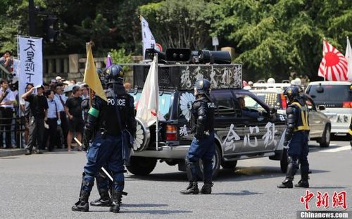 現(xiàn)場10多名日本警察身穿防暴制服，嚴防右翼份子鬧事。