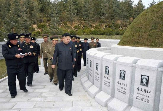 原文配圖：金正恩前往烈士墓拜祭。