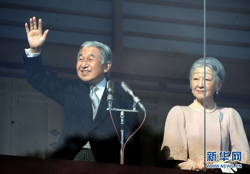 當(dāng)?shù)貢r間12月23日，在位于日本東京的皇宮，日本明仁天皇向民眾致意。