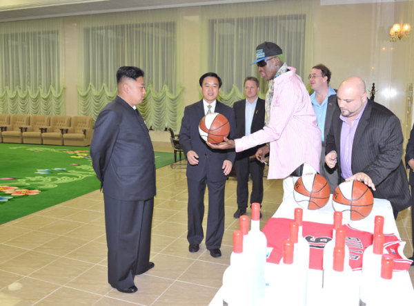 近日，朝鮮最高領(lǐng)導(dǎo)人金正恩已在平壤再次會見并宴請了正在朝鮮訪問的前美國全國籃球協(xié)會(NBA)球星羅德