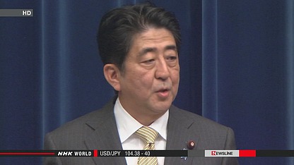 日本首相安倍晉三出發(fā)前往瑞士前接受記者采訪。