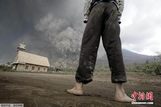 當(dāng)?shù)貢r(shí)間2月1日，印尼錫納朋火山持續(xù)噴發(fā)。