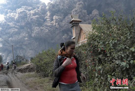 當(dāng)?shù)貢r(shí)間2月1日，印尼錫納朋火山持續(xù)噴發(fā)。