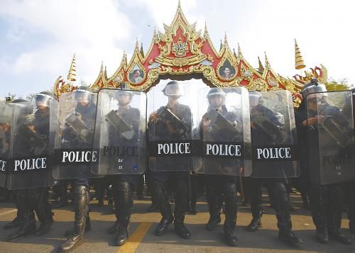 14日在泰國曼谷，政府出動數(shù)千名防暴警察，以奪回政府大樓和其他 泰數(shù)千防暴警察和平清場 被示威者占領(lǐng)的區(qū)域。