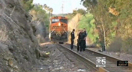 當時詹娜未注意火車駛來有真空效應，為撿手機而被吸入車底喪命。